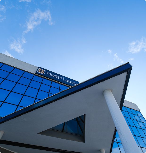 Una foto di un angolo dell'ufficio con lo scaffale pieno di libri, il logo di LT Consulting Marketing & Comunicazione e una lavagna con l'immagine della lampadina fatta col gesso